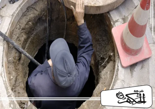 فني متخصص من شركة تسليك مجاري في الشارقة لتنفيذ الأعمال بدقة