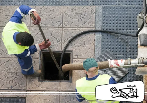 فني متخصص من شركة تسليك مجاري في عجمان لتنفيذ الأعمال بدقة